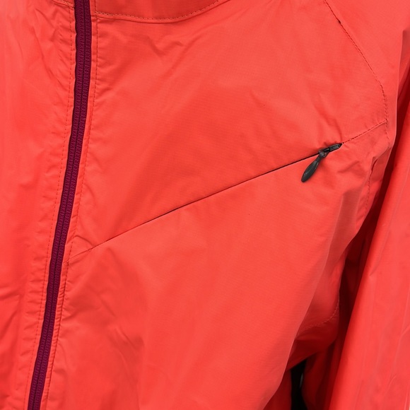 The north face windbreaker with stow pockets in excellent condition - Picture 4 of 16